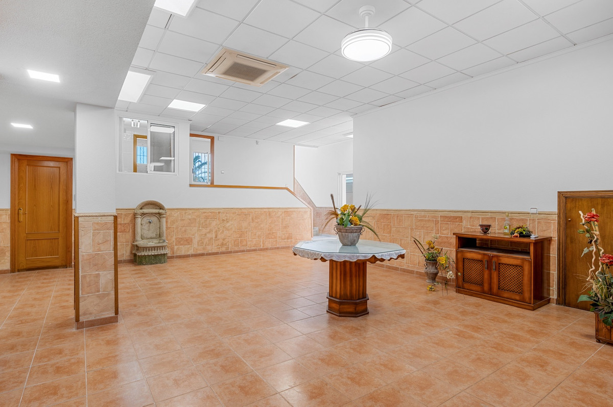 For sale - 4 Bedroom 3 Bathroom House - Detached Villa in Torrevieja - Torrevieja Centro  - Alicante