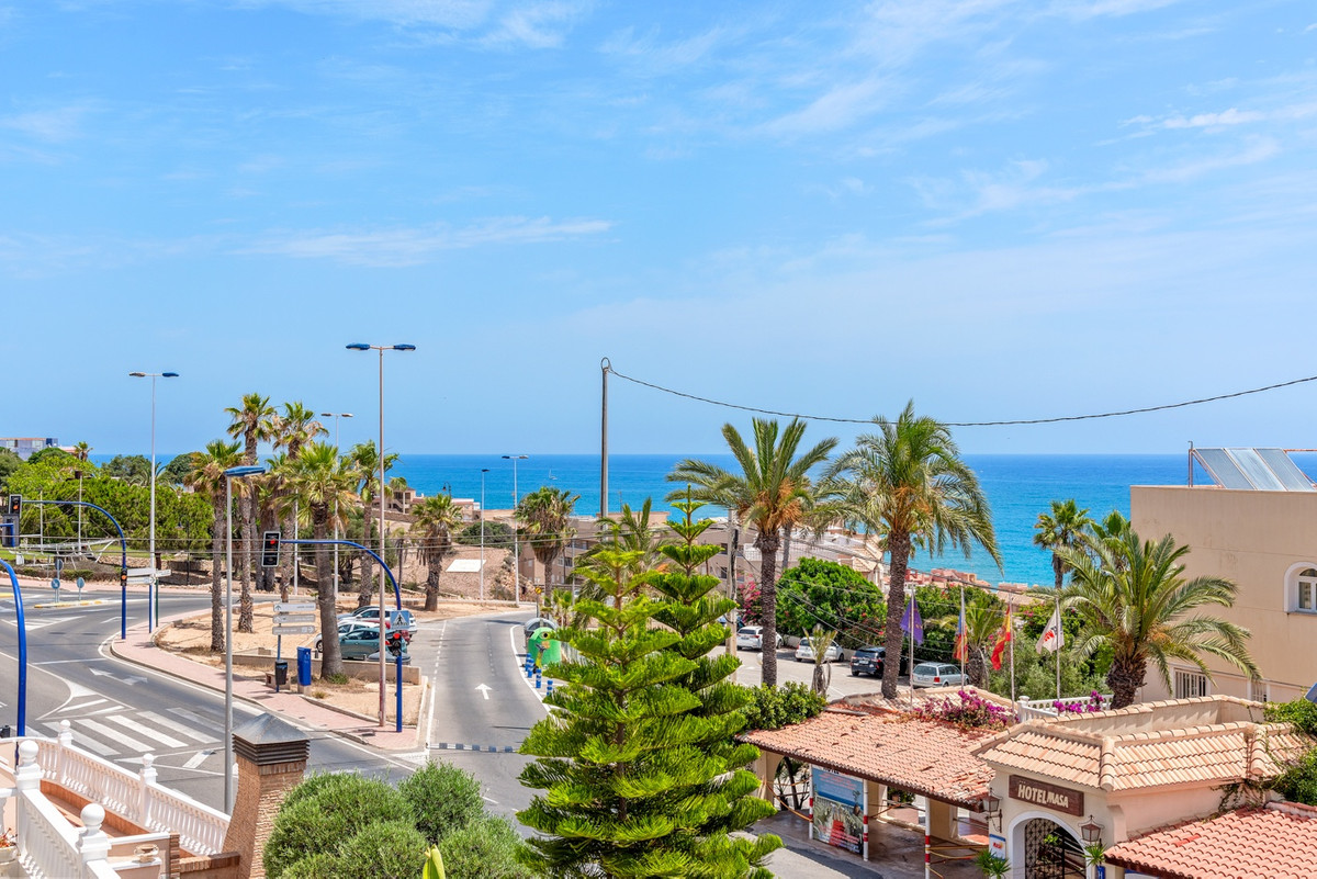 For sale - 4 Bedroom 3 Bathroom House - Detached Villa in Torrevieja - Torrevieja Centro  - Alicante