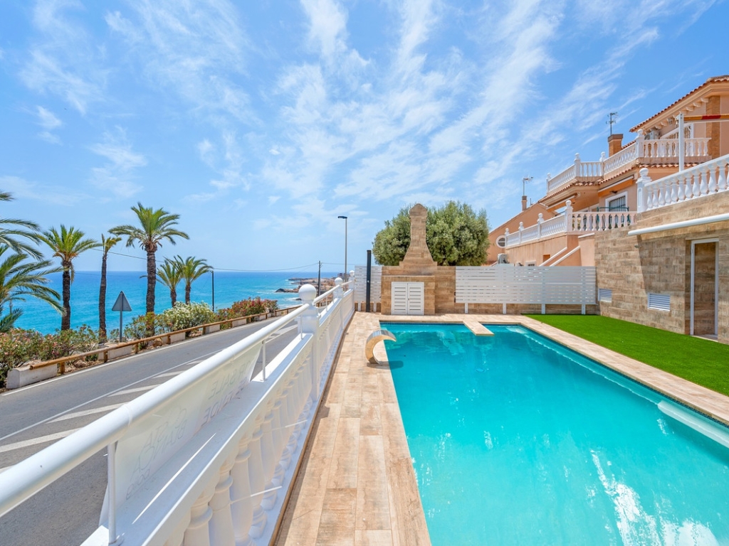 4 Bedroom 3 Bathroom House - Detached Villa in Torrevieja