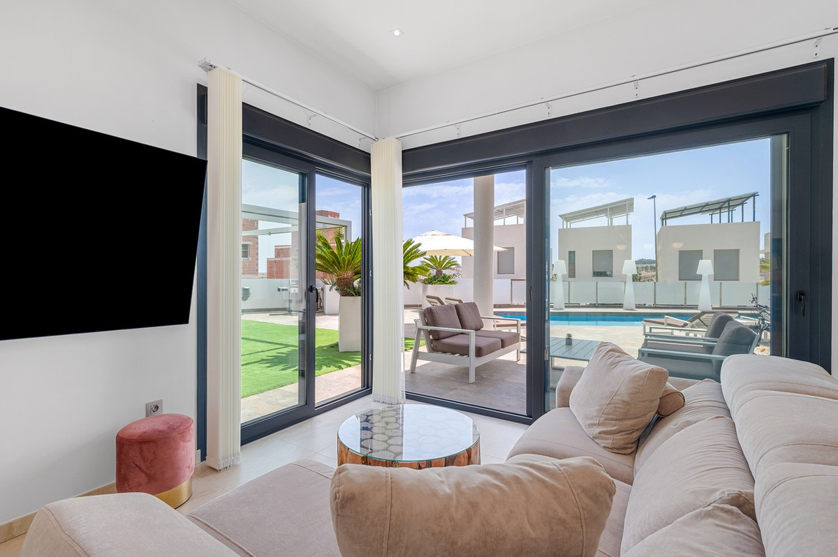For sale - 3 Bedroom 2 Bathroom House - Detached Villa in Orihuela - Villamartin  - Alicante