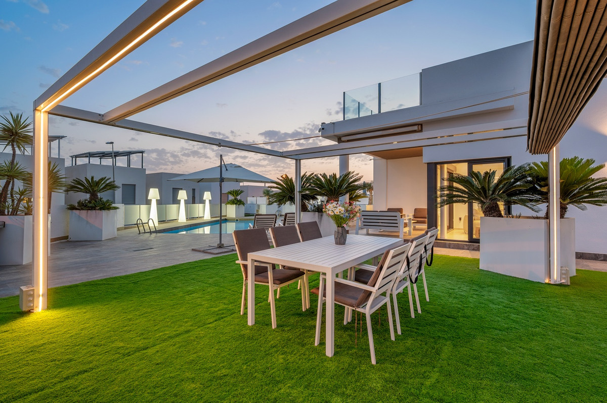 For sale - 3 Bedroom 2 Bathroom House - Detached Villa in Orihuela - Villamartin  - Alicante