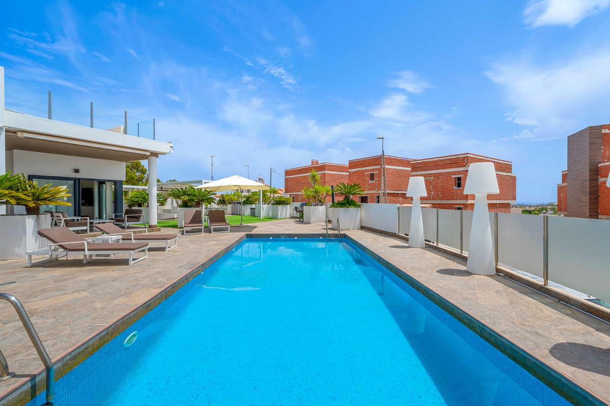 For sale - 3 Bedroom 2 Bathroom House - Detached Villa in Orihuela - Villamartin  - Alicante