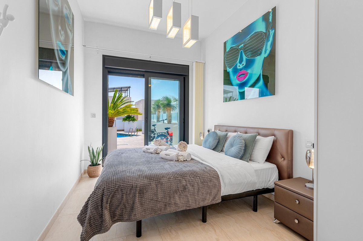For sale - 3 Bedroom 2 Bathroom House - Detached Villa in Orihuela - Villamartin  - Alicante