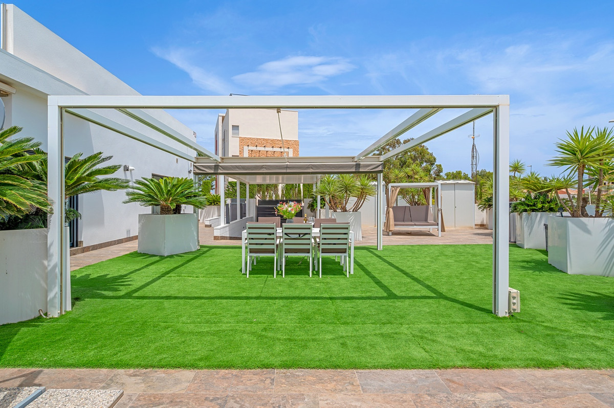 For sale - 3 Bedroom 2 Bathroom House - Detached Villa in Orihuela - Villamartin  - Alicante