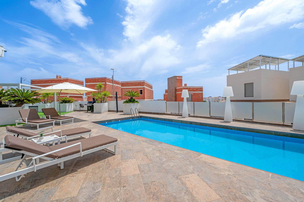 For sale - 3 Bedroom 2 Bathroom House - Detached Villa in Orihuela - Villamartin  - Alicante