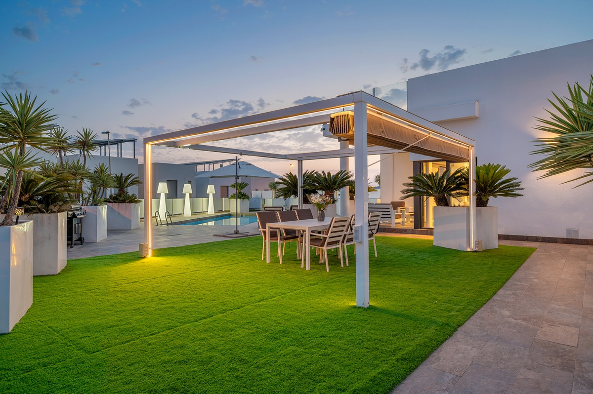 For sale - 3 Bedroom 2 Bathroom House - Detached Villa in Orihuela - Villamartin  - Alicante