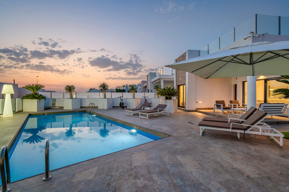 For sale - 3 Bedroom 2 Bathroom House - Detached Villa in Orihuela - Villamartin  - Alicante