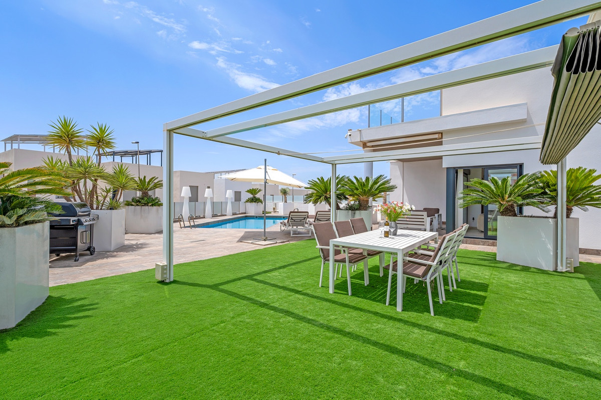For sale - 3 Bedroom 2 Bathroom House - Detached Villa in Orihuela - Villamartin  - Alicante