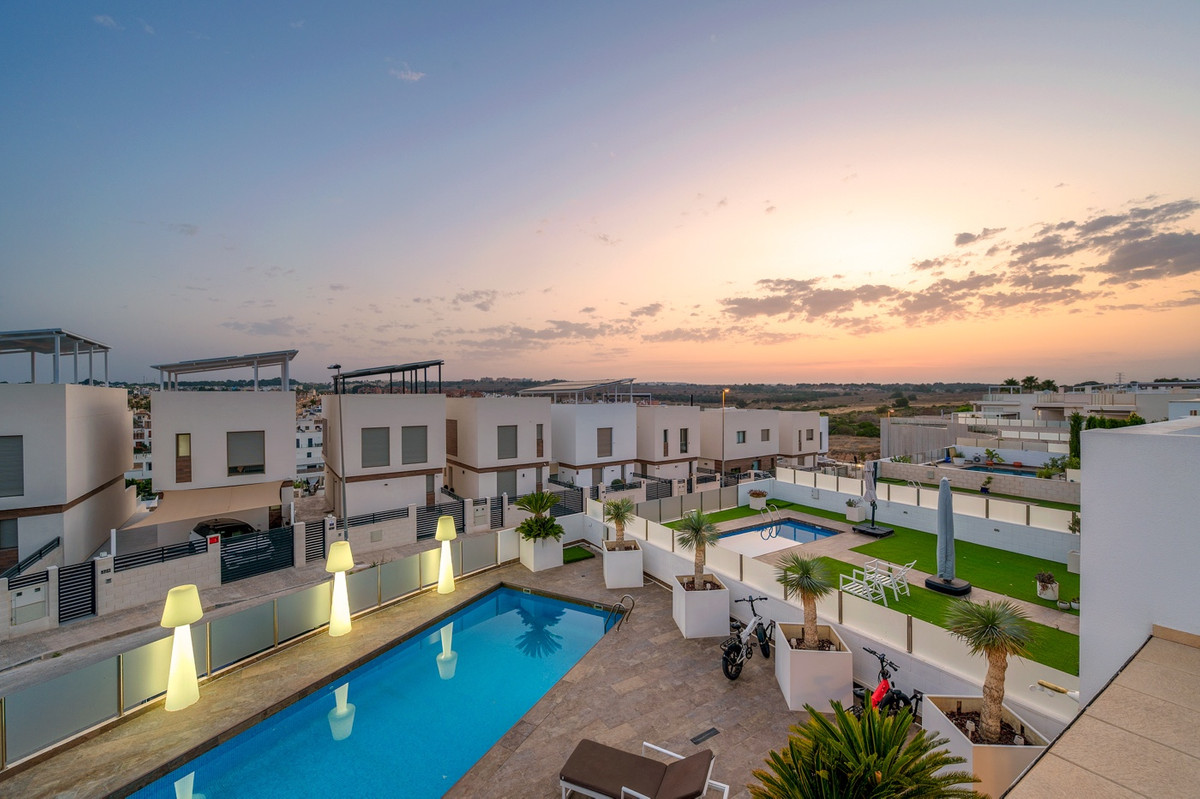 For sale - 3 Bedroom 2 Bathroom House - Detached Villa in Orihuela - Villamartin  - Alicante