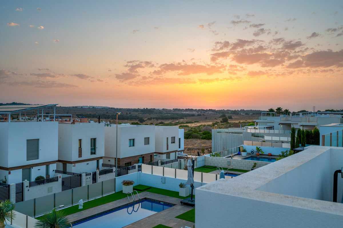 For sale - 3 Bedroom 2 Bathroom House - Detached Villa in Orihuela - Villamartin  - Alicante