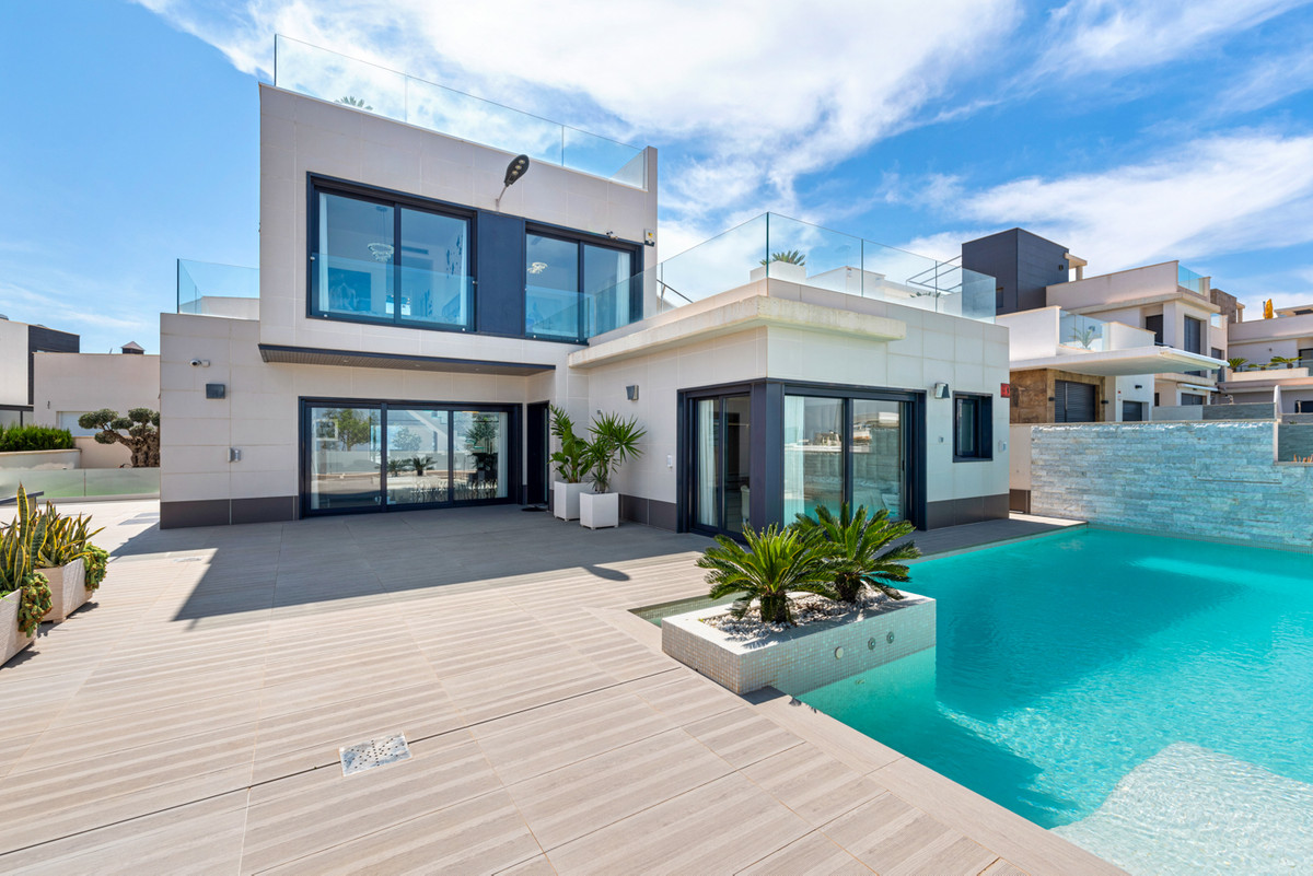 For sale - 5 Bedroom 4 Bathroom House - Detached Villa in San Miguel de Salinas - San Miguel de Salinas Centro  - Alicante