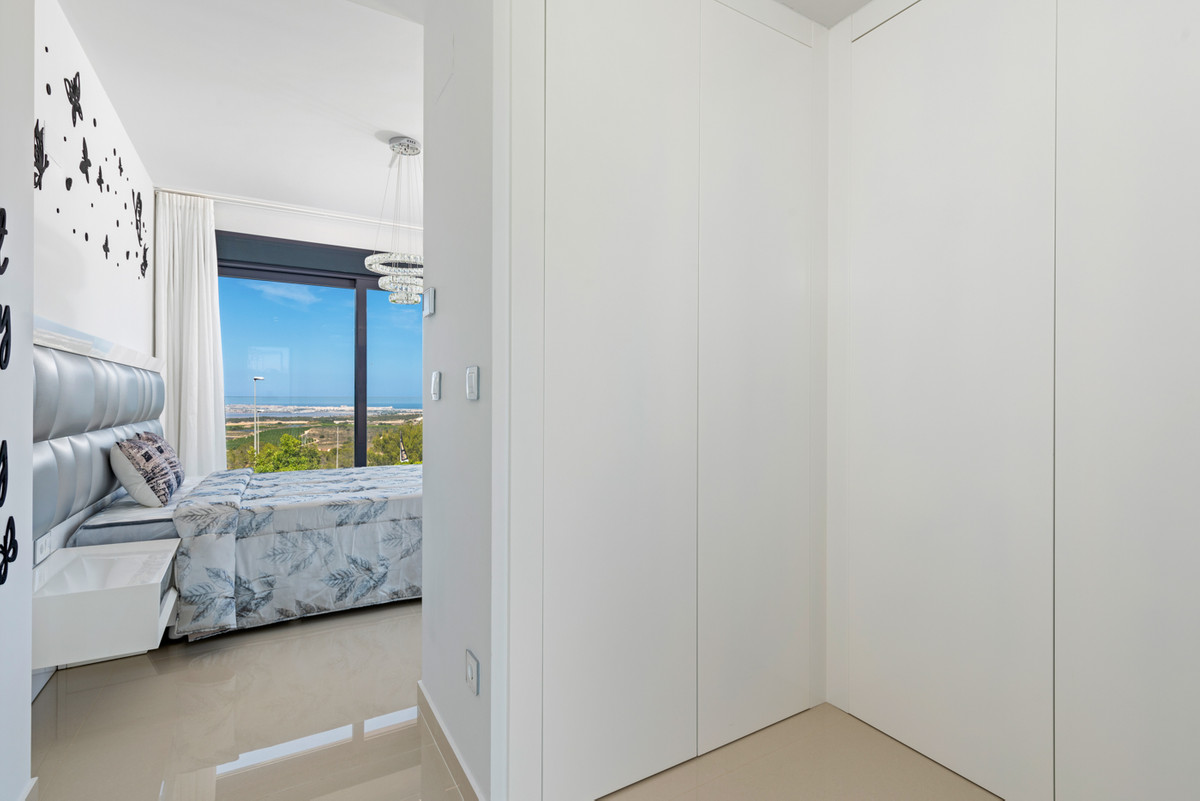 For sale - 5 Bedroom 4 Bathroom House - Detached Villa in San Miguel de Salinas - San Miguel de Salinas Centro  - Alicante