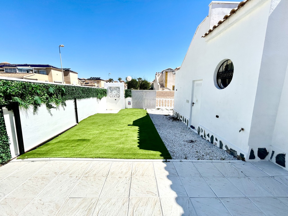 For sale - 2 Bedroom 1 Bathroom Townhouse in Punta Prima  - Punta Prima  - Alicante