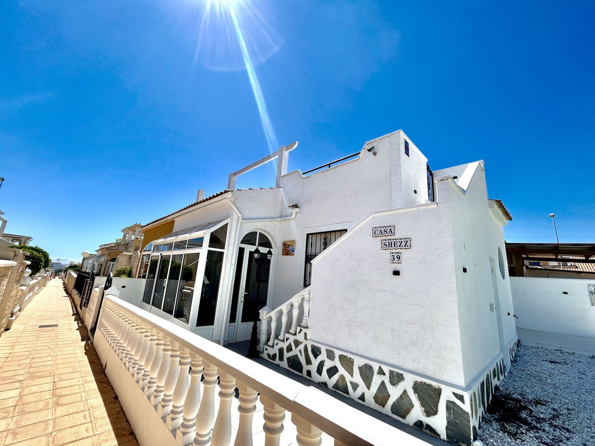 For sale - 2 Bedroom 1 Bathroom Townhouse in Punta Prima  - Punta Prima  - Alicante