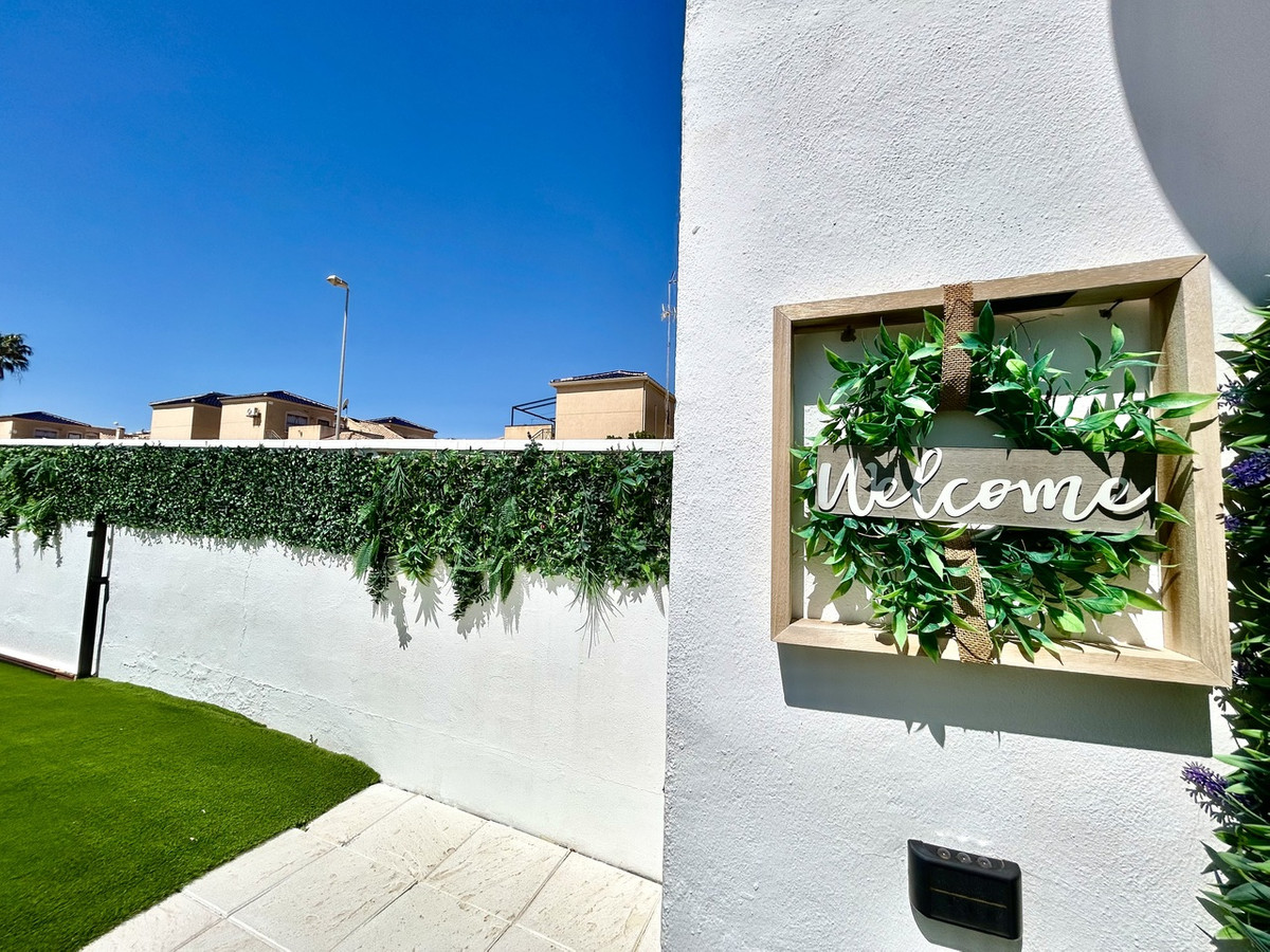 For sale - 2 Bedroom 1 Bathroom Townhouse in Punta Prima  - Punta Prima  - Alicante