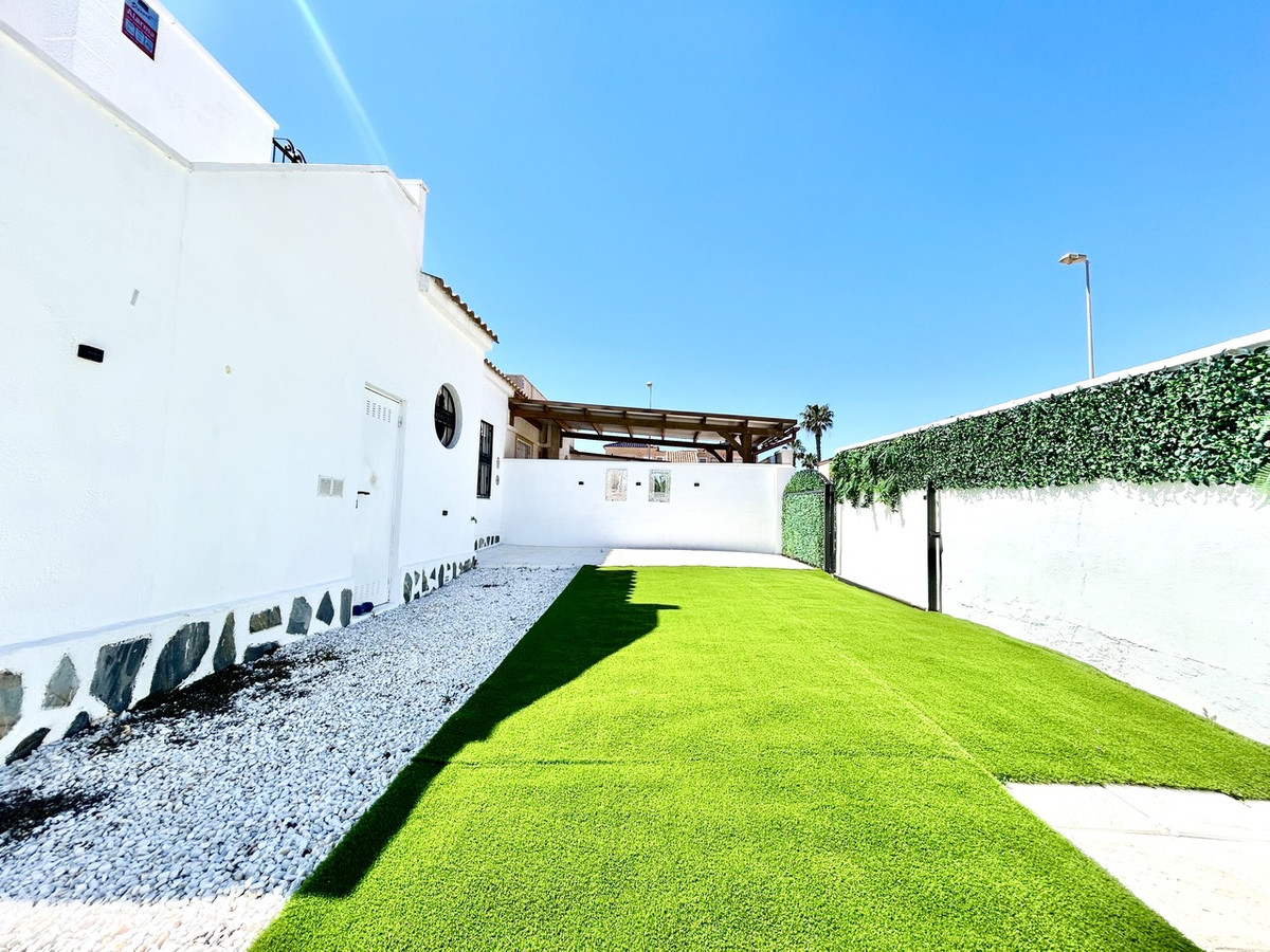 For sale - 2 Bedroom 1 Bathroom Townhouse in Punta Prima  - Punta Prima  - Alicante