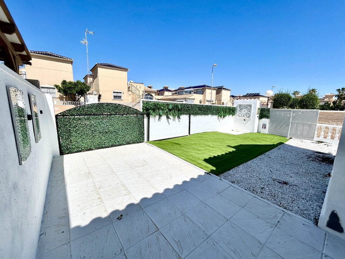 For sale - 2 Bedroom 1 Bathroom Townhouse in Punta Prima  - Punta Prima  - Alicante