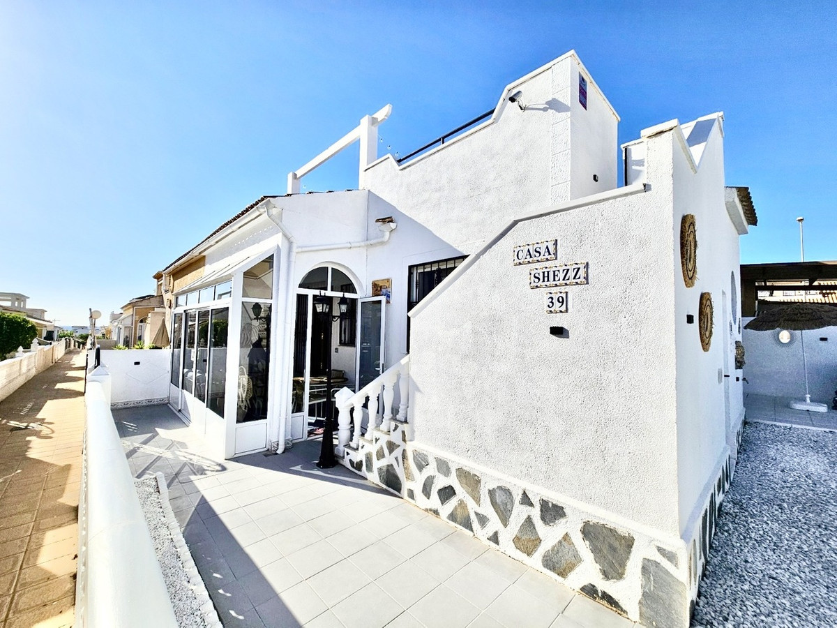 For sale - 2 Bedroom 1 Bathroom Townhouse in Punta Prima  - Punta Prima  - Alicante