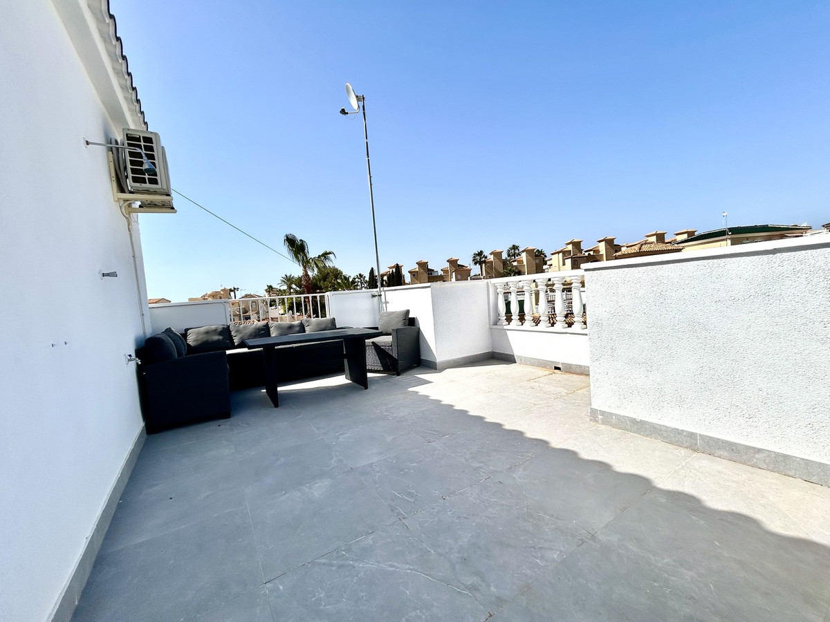 For sale - 5 Bedroom 4 Bathroom House - Detached Villa in Orihuela - Villamartin  - Alicante