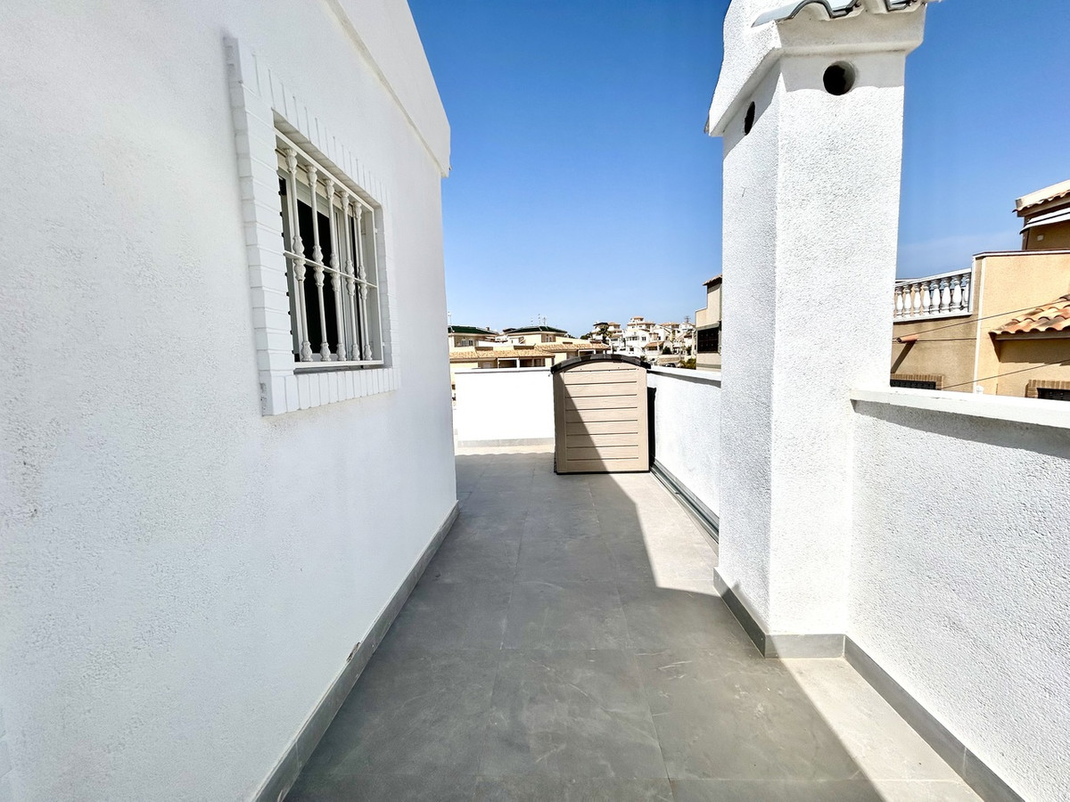 For sale - 5 Bedroom 4 Bathroom House - Detached Villa in Orihuela - Villamartin  - Alicante