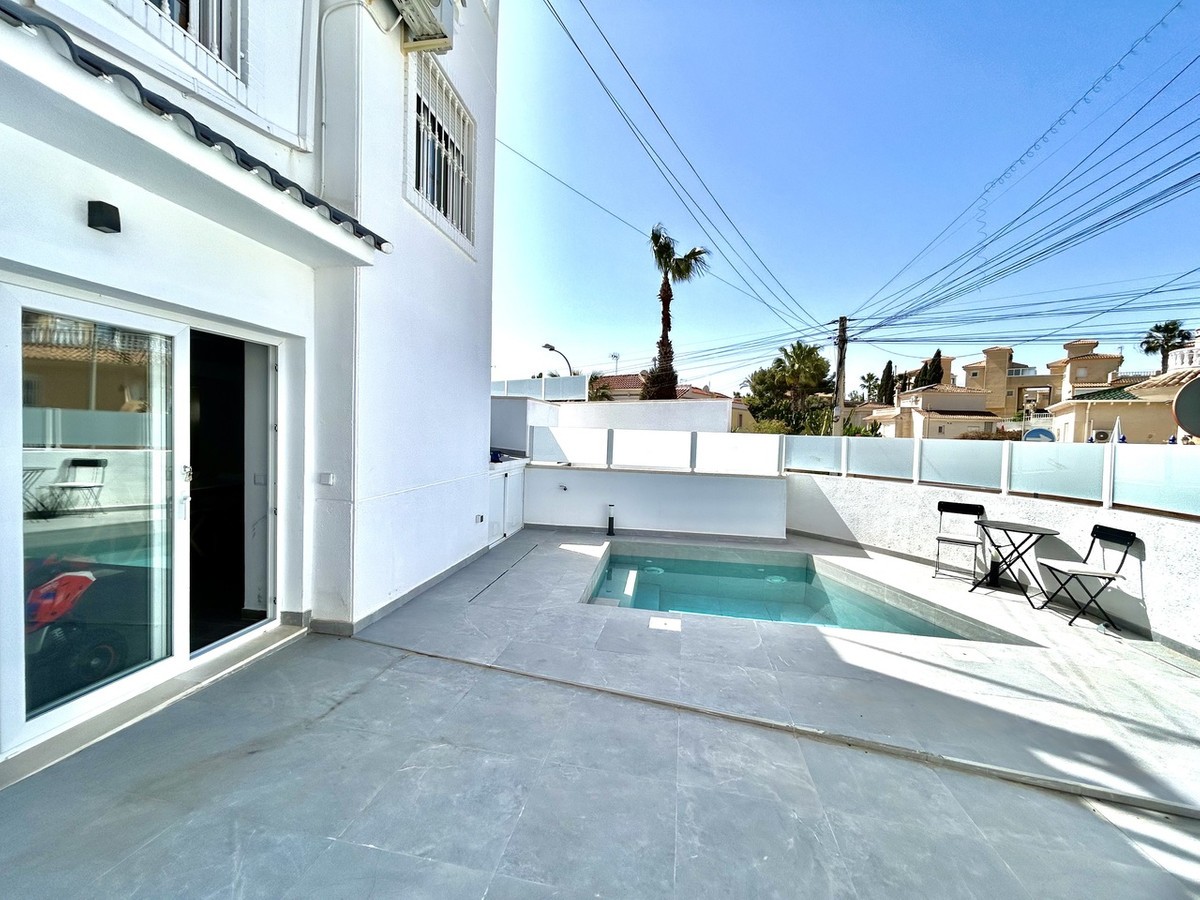 For sale - 5 Bedroom 4 Bathroom House - Detached Villa in Orihuela - Villamartin  - Alicante