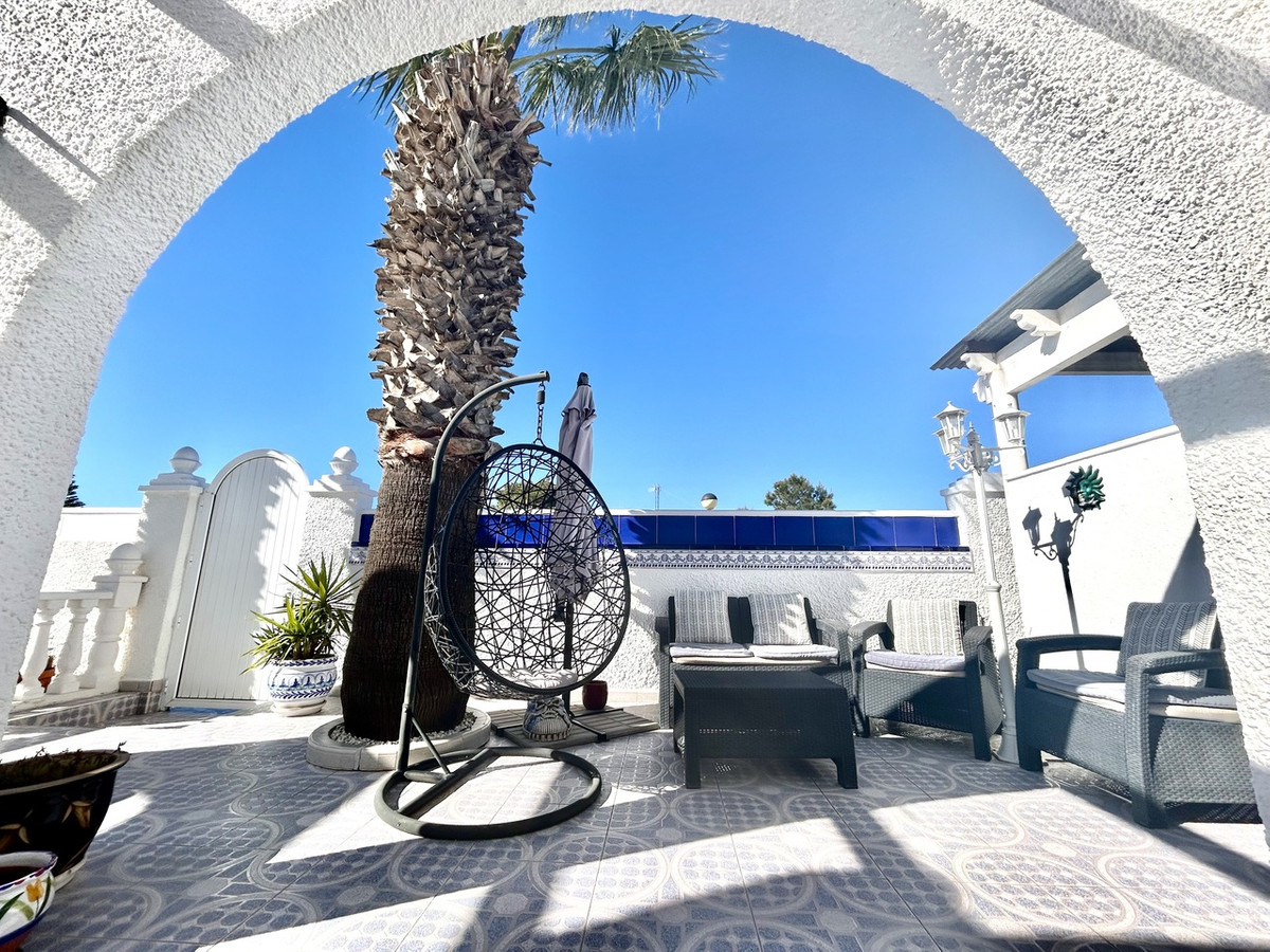 For sale - 2 Bedroom 2 Bathroom House - Detached Villa in Villamartin - Villamartin  - Alicante