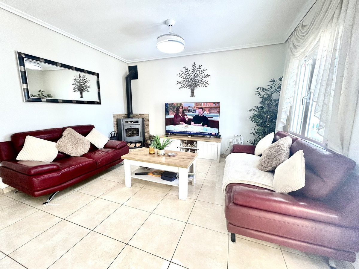 For sale - 2 Bedroom 2 Bathroom House - Detached Villa in Villamartin - Villamartin  - Alicante