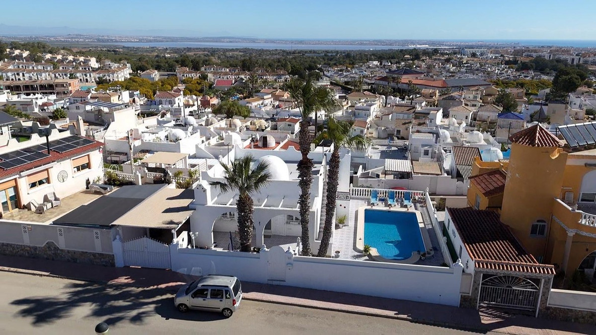 For sale - 2 Bedroom 2 Bathroom House - Detached Villa in Villamartin - Villamartin  - Alicante
