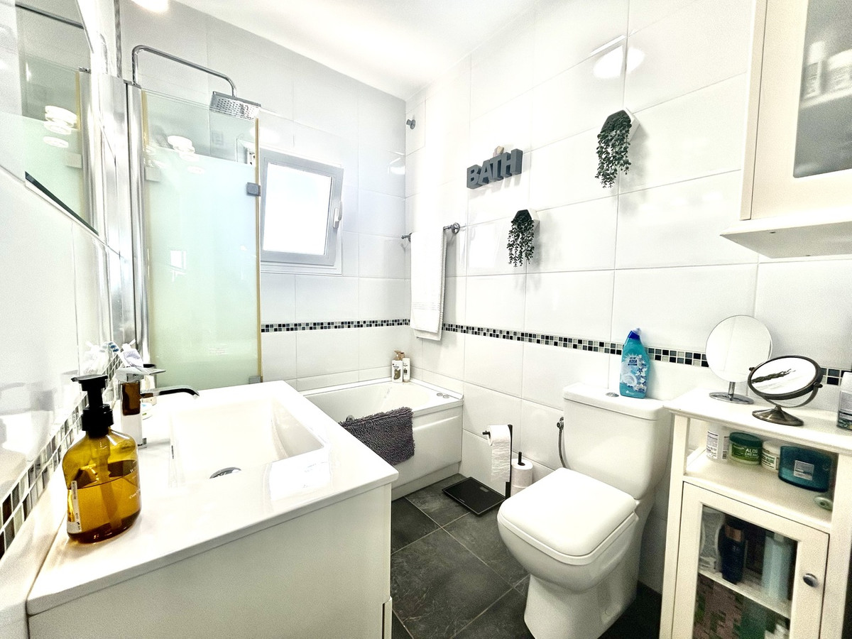 For sale - 2 Bedroom 2 Bathroom House - Detached Villa in Villamartin - Villamartin  - Alicante