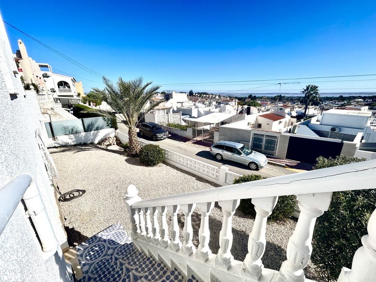 For sale - 2 Bedroom 2 Bathroom House - Detached Villa in Villamartin - Villamartin  - Alicante