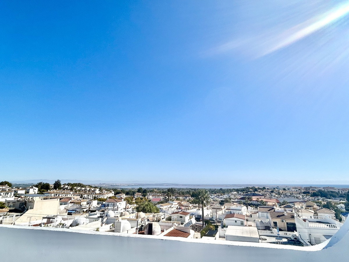 For sale - 2 Bedroom 2 Bathroom House - Detached Villa in Villamartin - Villamartin  - Alicante