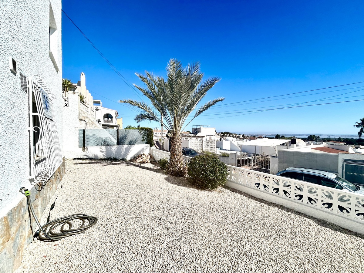 For sale - 2 Bedroom 2 Bathroom House - Detached Villa in Villamartin - Villamartin  - Alicante