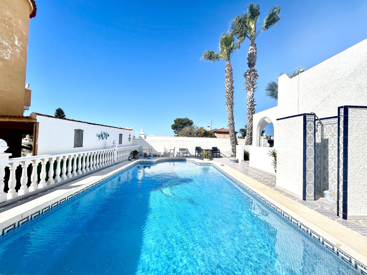 For sale - 2 Bedroom 2 Bathroom House - Detached Villa in Villamartin - Villamartin  - Alicante