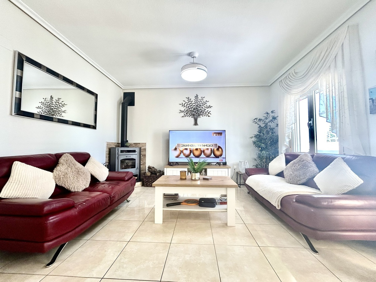 For sale - 2 Bedroom 2 Bathroom House - Detached Villa in Villamartin - Villamartin  - Alicante