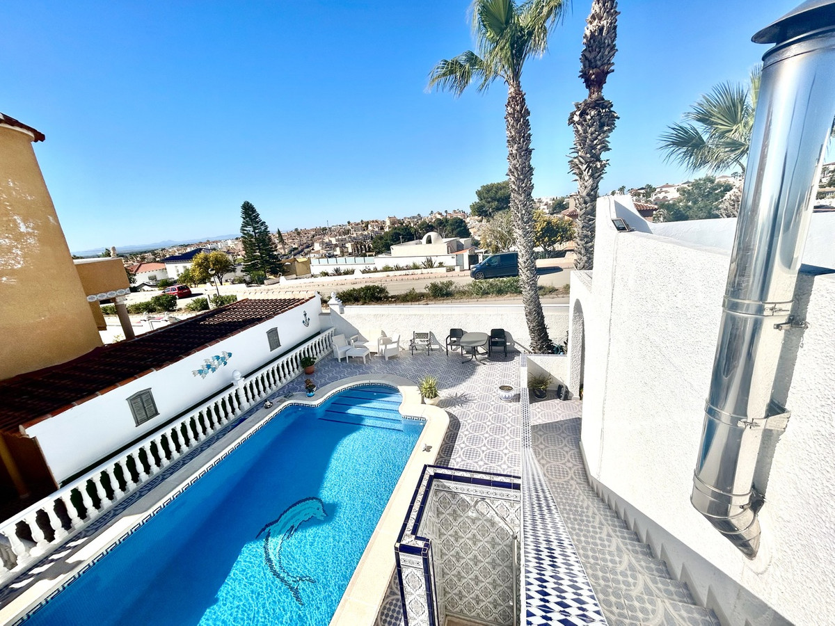 For sale - 2 Bedroom 2 Bathroom House - Detached Villa in Villamartin - Villamartin  - Alicante