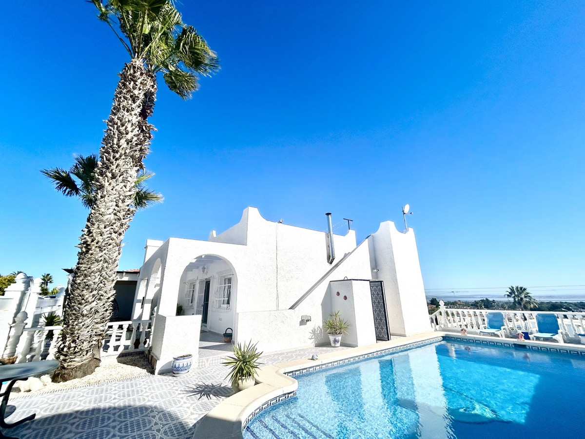 For sale - 2 Bedroom 2 Bathroom House - Detached Villa in Villamartin - Villamartin  - Alicante