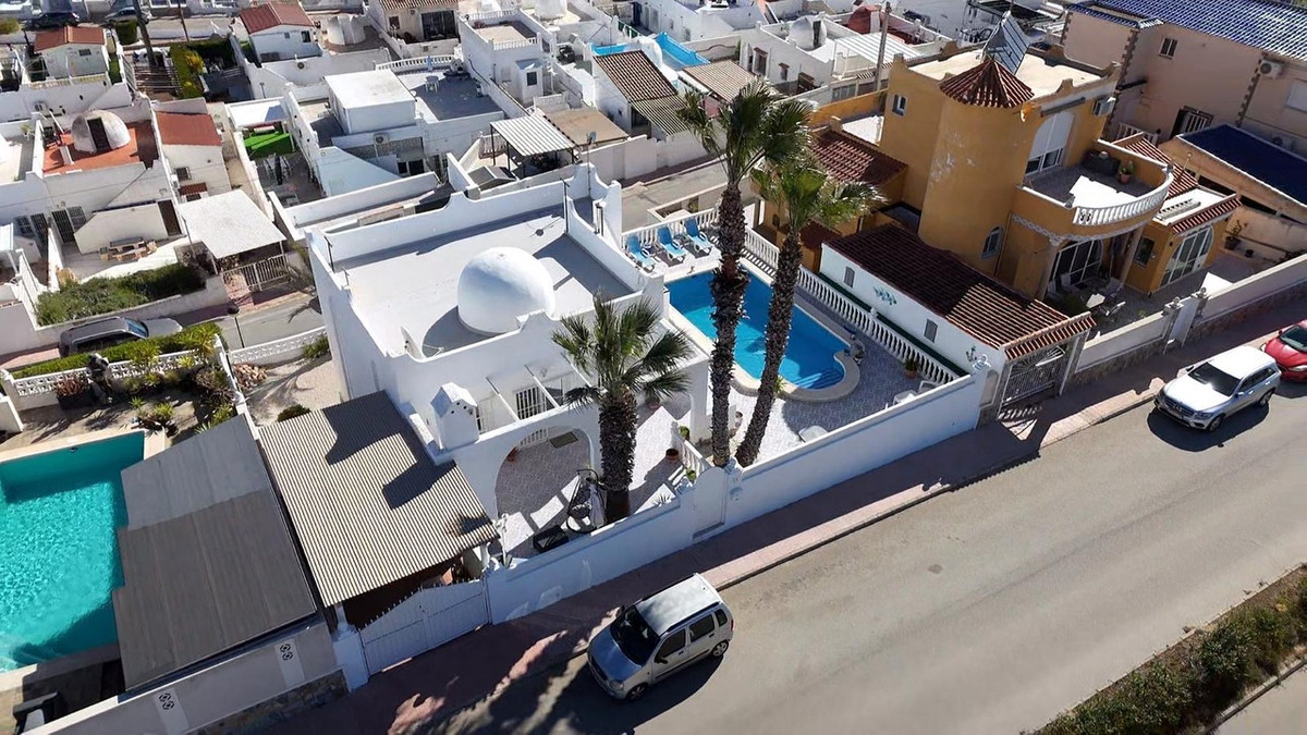 For sale - 2 Bedroom 2 Bathroom House - Detached Villa in Villamartin - Villamartin  - Alicante