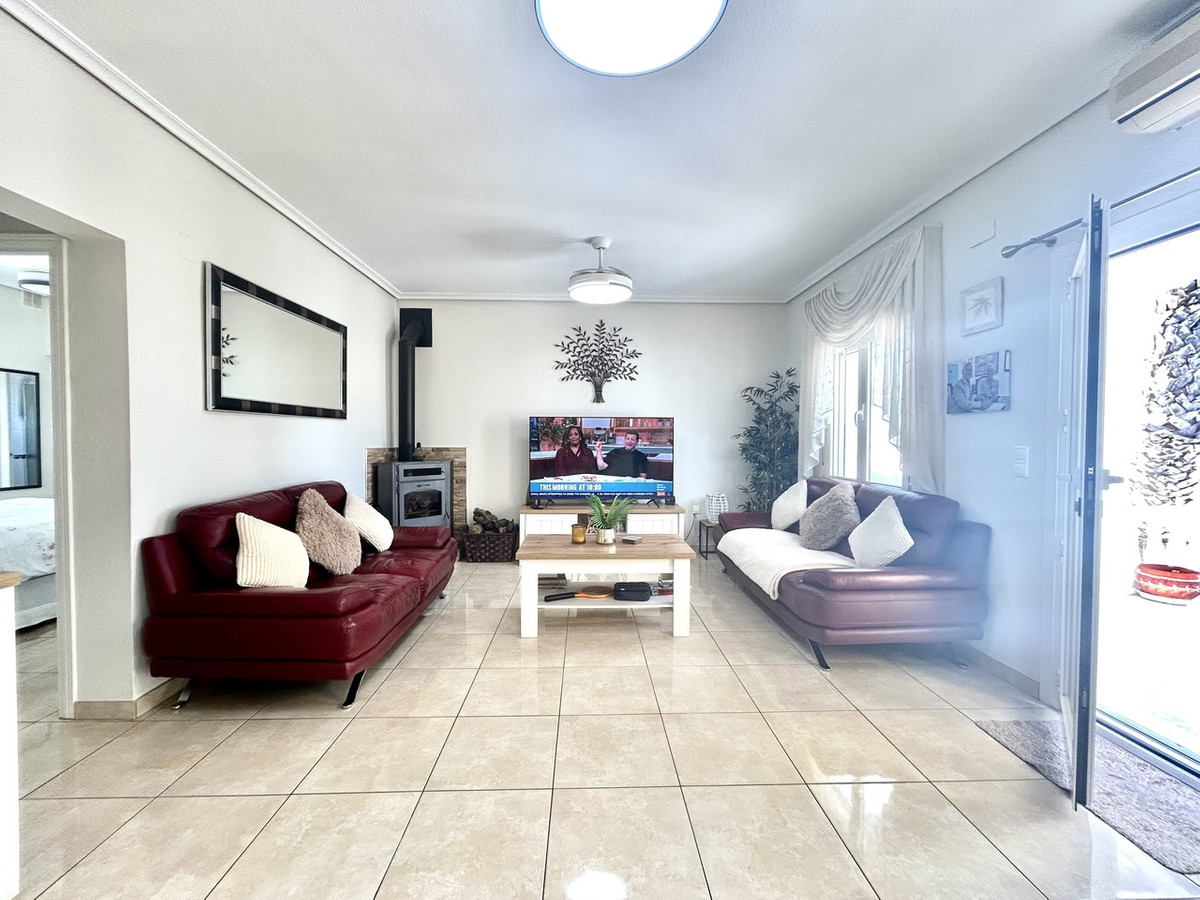 For sale - 2 Bedroom 2 Bathroom House - Detached Villa in Villamartin - Villamartin  - Alicante