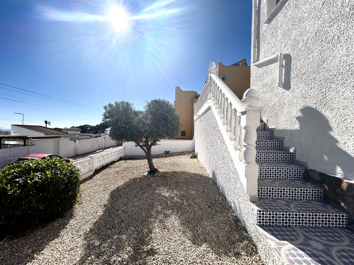 For sale - 2 Bedroom 2 Bathroom House - Detached Villa in Villamartin - Villamartin  - Alicante