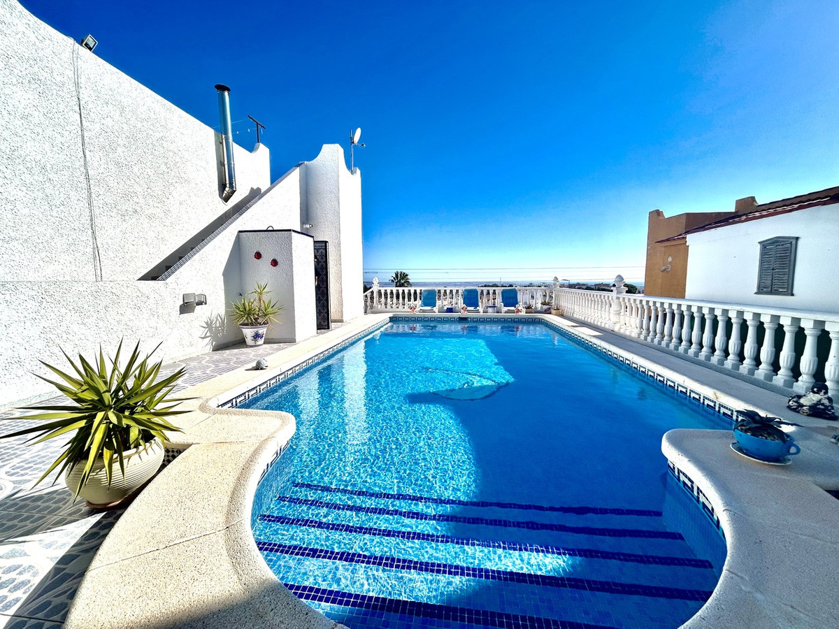 For sale - 2 Bedroom 2 Bathroom House - Detached Villa in Villamartin - Villamartin  - Alicante