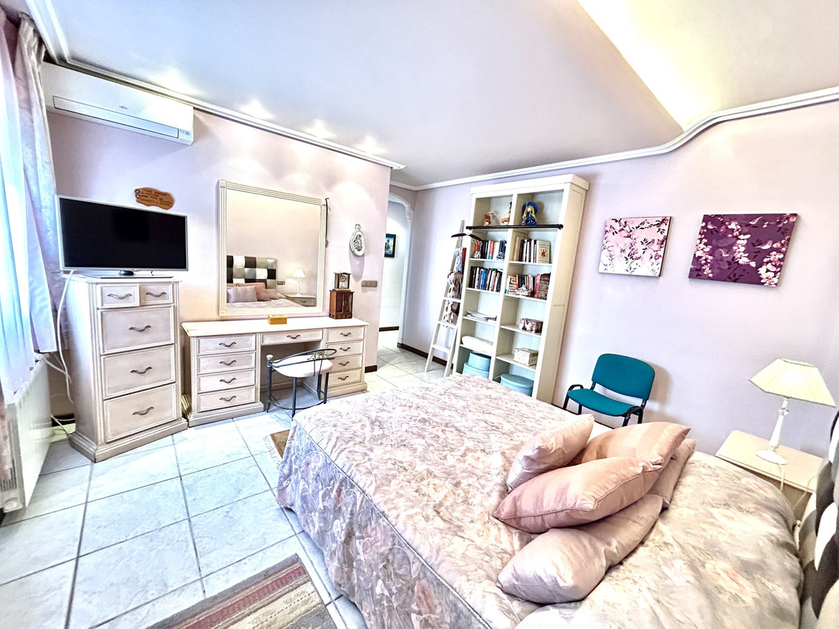 For sale - 6 Bedroom 5 Bathroom House - Detached Villa in Torrevieja - La Mata  - Alicante
