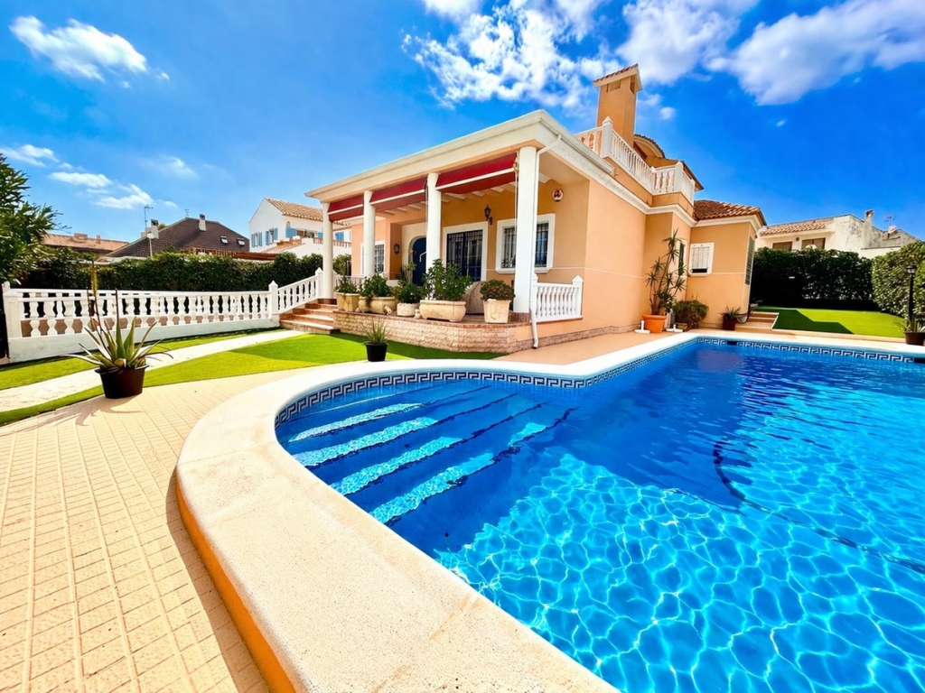 6 Bedroom 5 Bathroom House - Detached Villa in Torrevieja