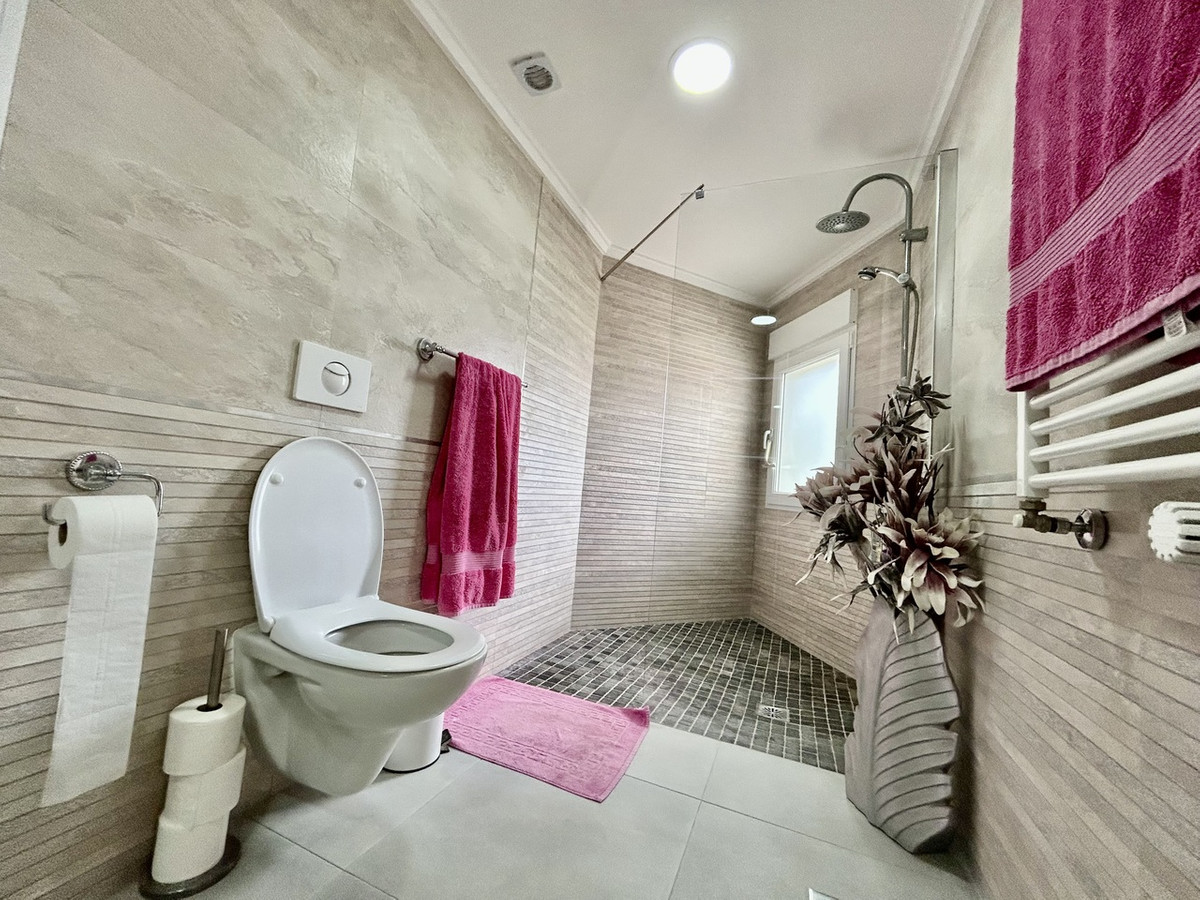 For sale - 6 Bedroom 4 Bathroom House - Detached Villa in Orihuela - Cabo Roig  - Alicante