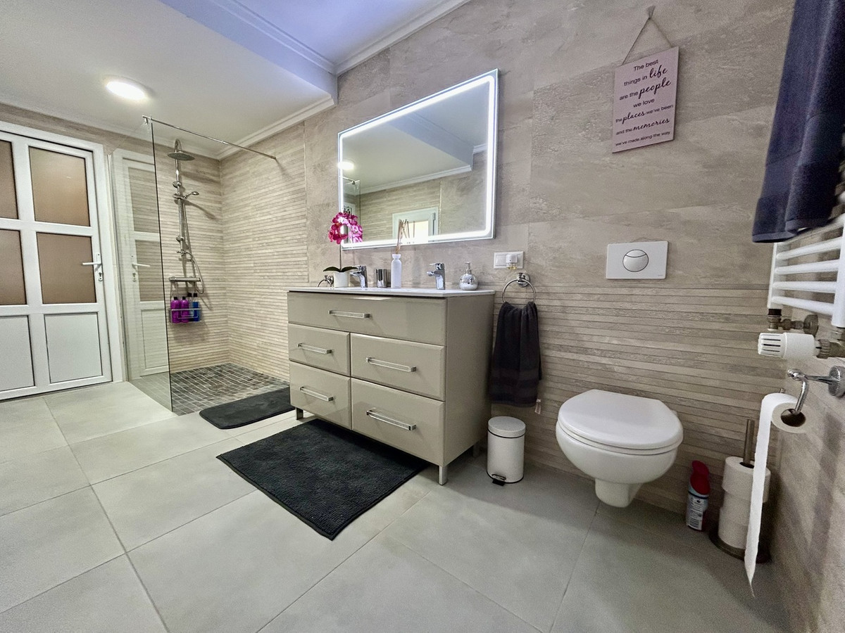 For sale - 6 Bedroom 4 Bathroom House - Detached Villa in Orihuela - Cabo Roig  - Alicante