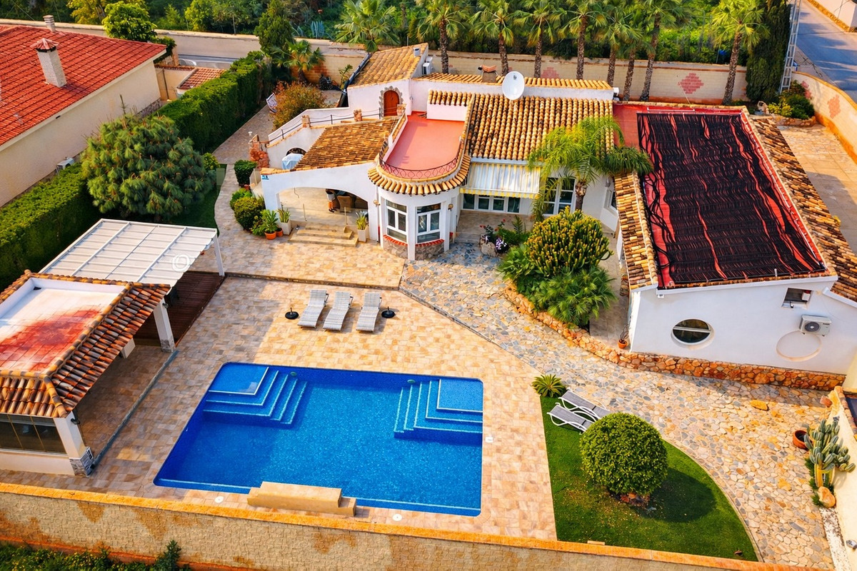 For sale - 6 Bedroom 4 Bathroom House - Detached Villa in Orihuela - Cabo Roig  - Alicante