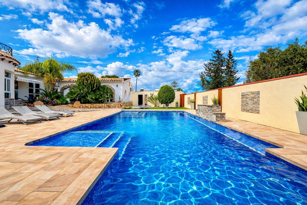 For sale - 6 Bedroom 4 Bathroom House - Detached Villa in Orihuela - Cabo Roig  - Alicante
