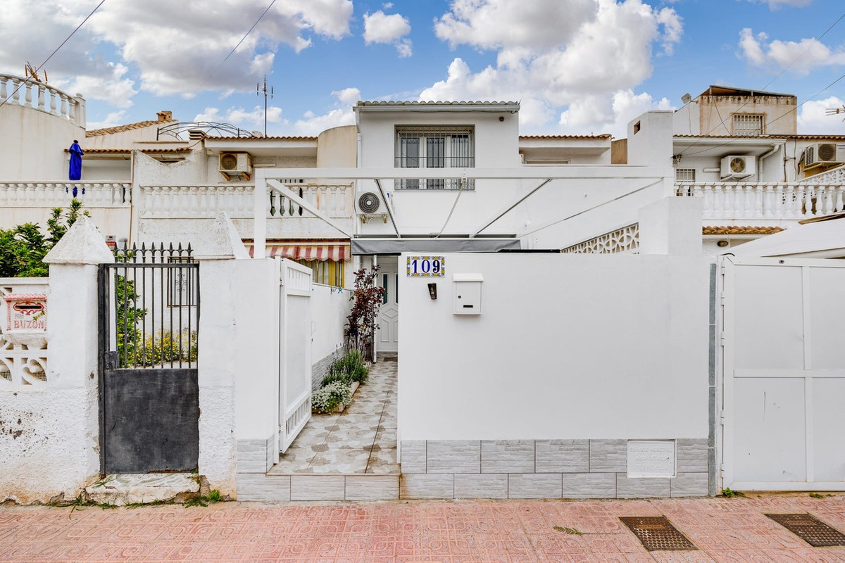 For sale - 3 Bedroom 2 Bathroom House - Townhouse in Torrevieja - Torrevieja Centro  - Alicante