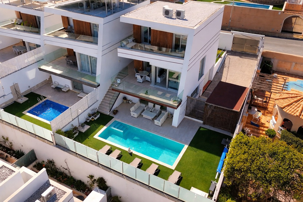 For sale - 3 Bedroom 4 Bathroom House - Detached Villa in Orihuela - Villamartin  - Alicante