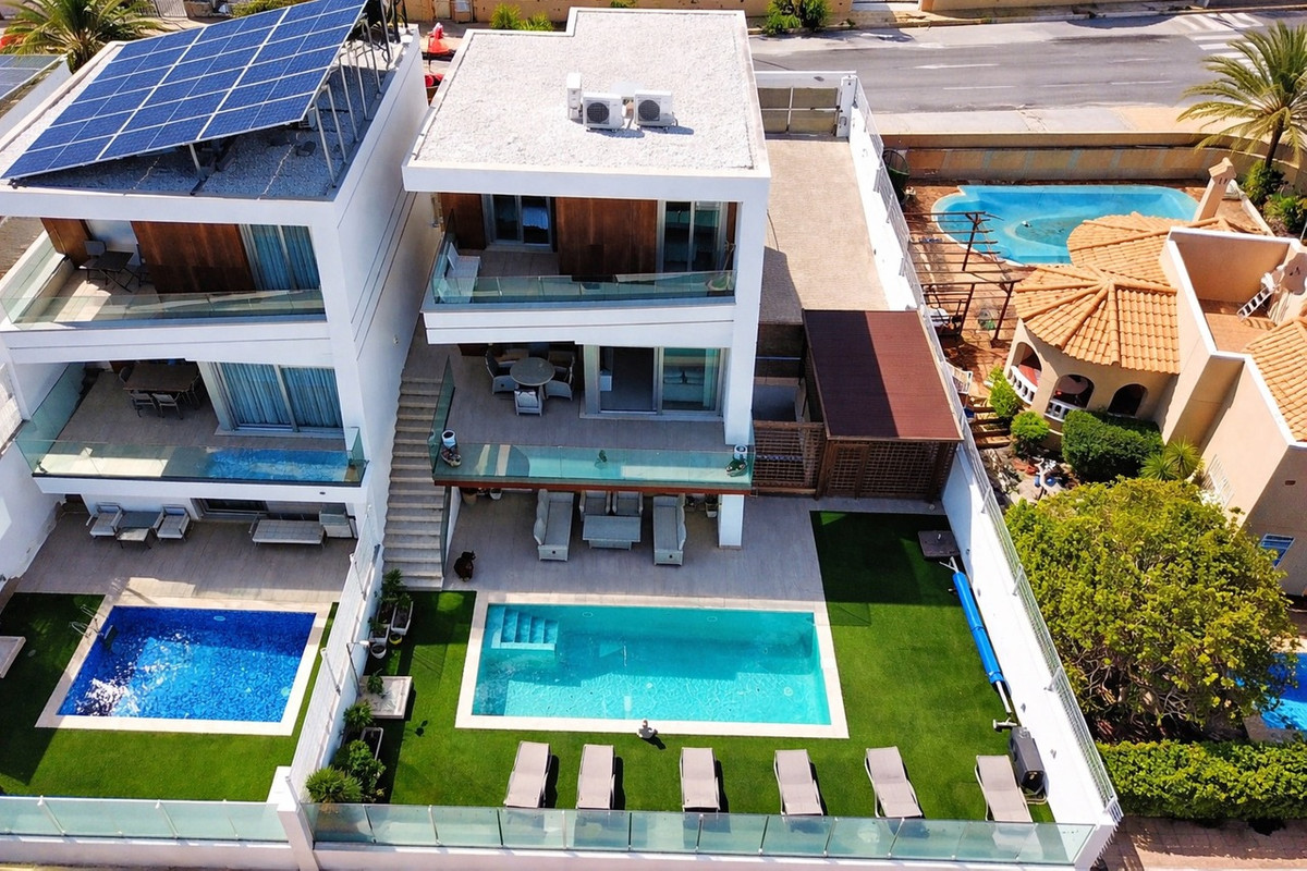 For sale - 3 Bedroom 4 Bathroom House - Detached Villa in Orihuela - Villamartin  - Alicante