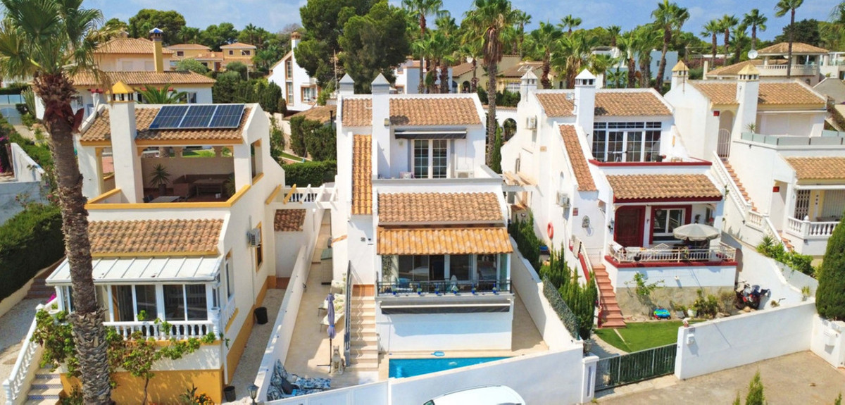 For sale - 2 Bedroom 3 Bathroom House - Detached Villa in Orihuela - Villamartin  - Alicante